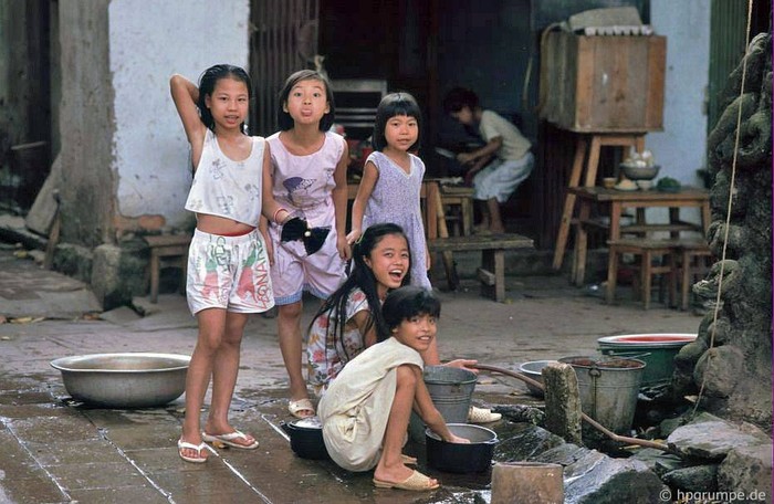 Rửa bát bên vỉa hè. Hà Nội 1991.